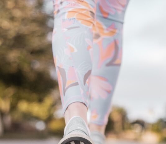 걷기에도 장비가 중요하다: 러닝화와 워킹화의 차이, 내 발에 맞는 ‘인생 신발’ 찾기 person wearing black and white nike shoes