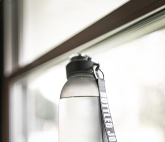 “끝나지 않는 피로감, 생활 속 작지만 확실한 변화로 극복하세요” person holding gray and black tumbler