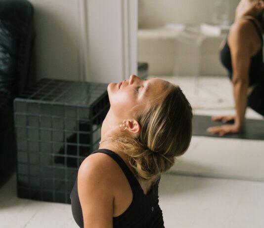 동적 vs 정적, 타이밍이 운동의 성패를 가른다 a woman lying on the floor