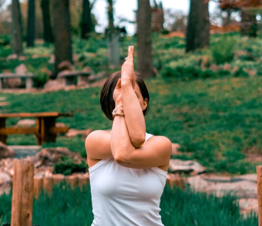 미라클 모닝 vs 미라클 나잇: 아침 운동과 저녁 운동, 나에게 맞는 최적의 시간대는? woman performing yoga
