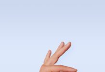 ‘영양 한 끼, 보충제 한 알’…바쁜 일상 속 건강 챙기기 트렌드 A person's hand with a ring on it