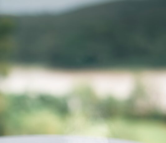 “나를 위한 건강 루틴, 여성의 일상에서 실천하는 새로운 트렌드” a cup of tea and a cell phone on a table