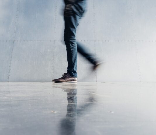 달라진 걷기, ‘오늘의 만보’가 주는 쉽고 꾸준한 건강 실천법 person wearing blue denim jeans beside gray wall