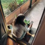 만성피로, ‘느리게 살아보기’가 해답일까?…실천 가능한 일상 회복 루틴 주목 Woman sitting on balcony with smartphone
