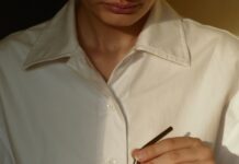 웰니스 문화, 일상에서 시작하는 건강한 변화 person in white button up shirt holding clear drinking glass with green liquid