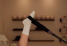 직장인부터 시니어까지, 필라테스가 일상 속 활력소로 부상 Woman does pilates exercise on a reformer machine.