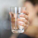 ‘마시기’만 잘해도 건강이 달라진다—물 섭취 트렌드와 실생활 습관 person holding clear drinking glass