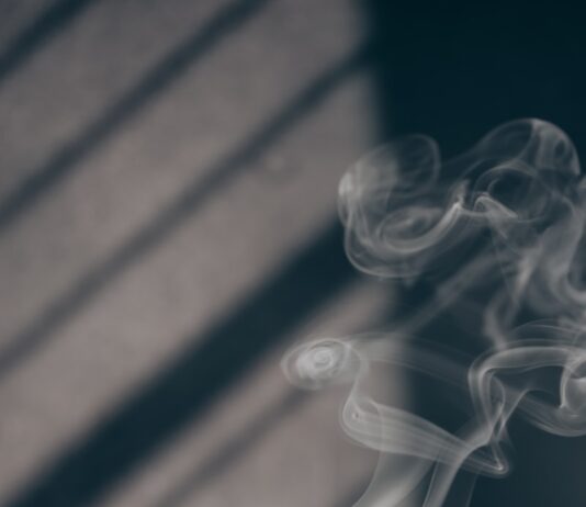 일상 속 대체요법, 건강한 생활의 새로운 선택지로 주목받아 white smoke on brown wooden table
