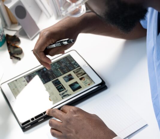 AI와 함께하는 건강관리, 똑똑한 일상의 시작 a person using a tablet
