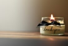 나만의 마음챙김 루틴, 바쁜 일상에서 실천하는 ‘마음 건강’ 트렌드 white and black candle holder