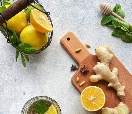 면역력 강화, 건강한 일상을 위한 똑똑한 습관 만들기 sliced lemon beside sliced lemon on chopping board
