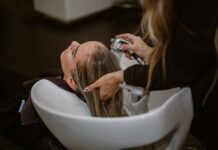 머리카락도 웰빙 시대… 건강한 모발 위한 일상 루틴 뜬다 a woman getting her hair cut by a hair stylist