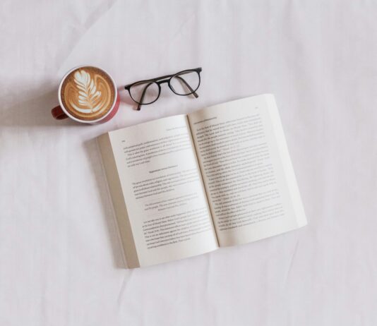 마음 챙김이 일상 건강 관리에 미치는 긍정적 변화…한국형 실천 루틴 제안 book near eyeglasses and cappuccino